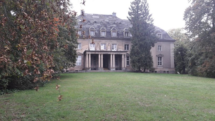 01_schloss-vorderseite_geringer-aufgeloest-1