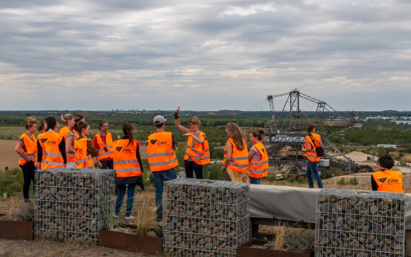 auf-halber-hoehe-der-zentraldeponie-croebern-im-hintergrund-der-bergbau-technik-park-1
