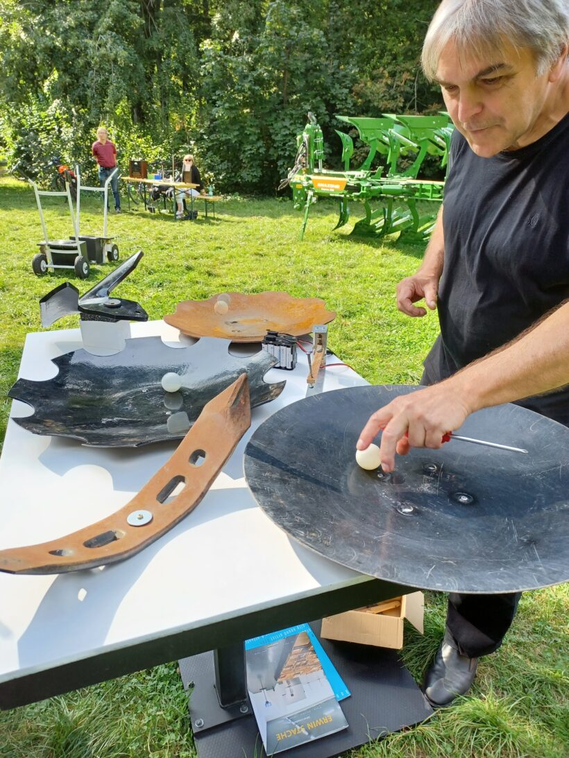 erwin-stache-mit-seiner-klanginstallation