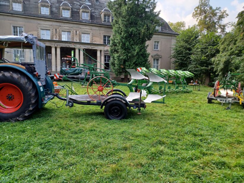 moderne-und-originalpfluege-der-fa-rud-sack-vor-dem-parkschloss