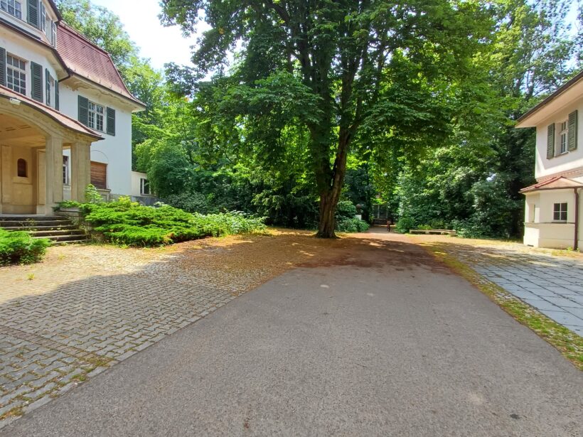 zwischen-wichmannvilla-und-kutscherhaus
